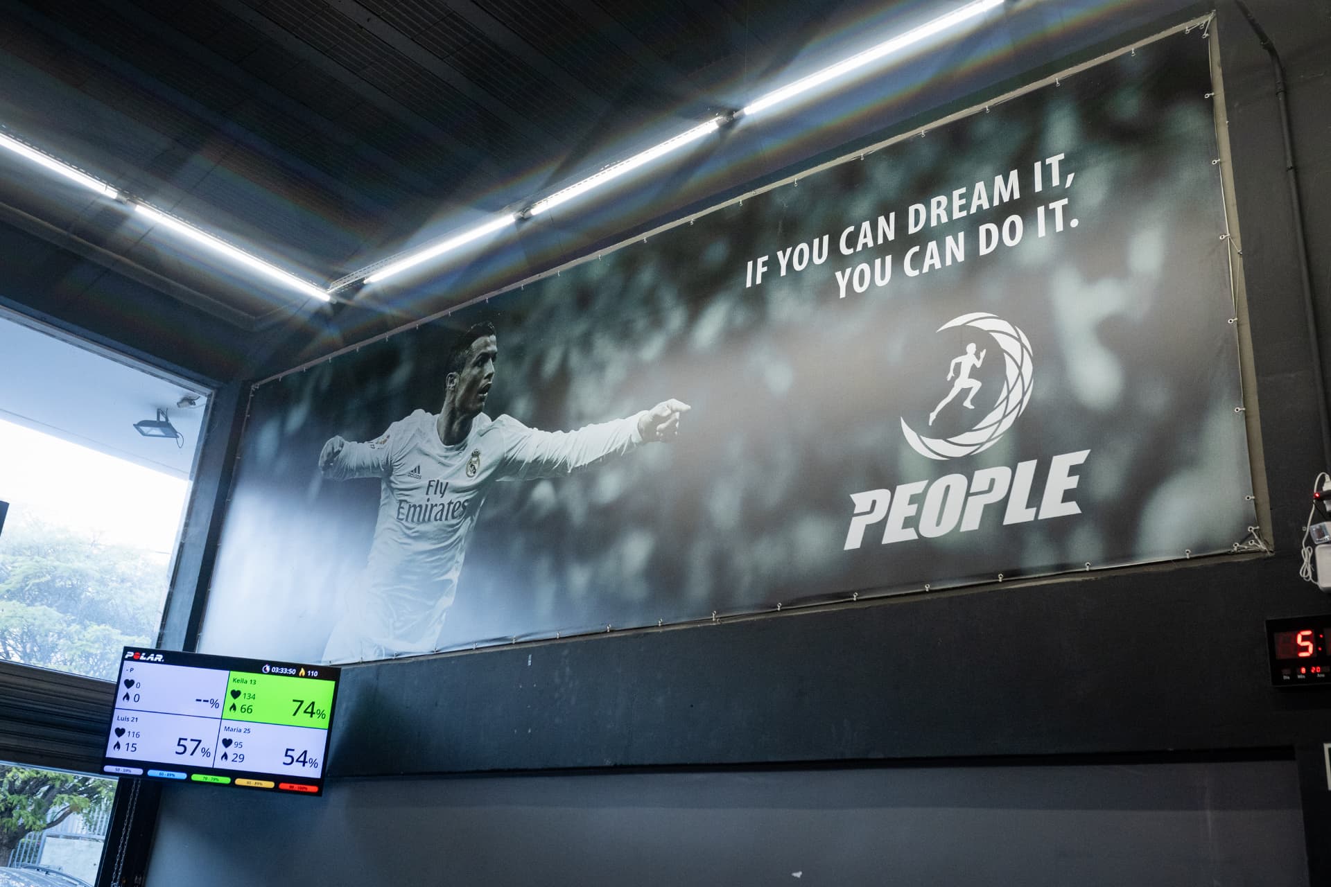 Painel da People com monitoramento POLAR no ambiente de treino