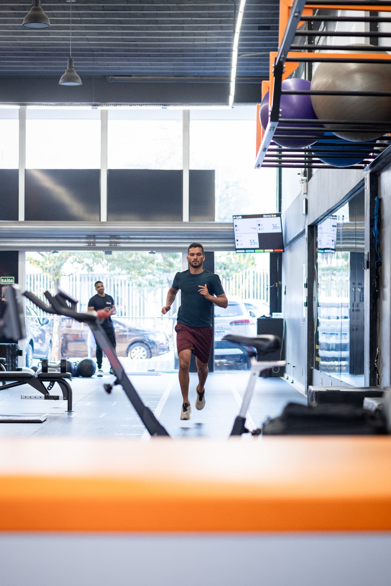 Atleta correndo na pista interna da People
